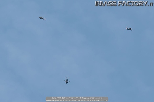 2013-06-29 Zeltweg Airpower 0342 Flag jump of parachutists